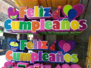 Hacer feliz cumpleaños en letras de goma eva o carton